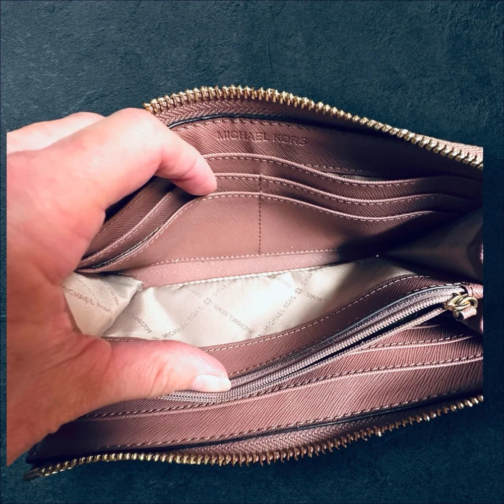 Elevate your style with this exquisite Michael Kors mauve leather wallet! GUC
